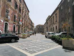 Catania: via Teatro Massimo invasa da auto
