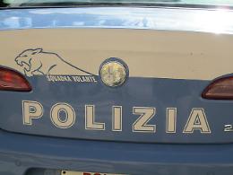 Travolge poliziotto che gli intima l'alt mentre spaccia droga in moto: arrestato