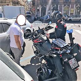 Catania, i carabinieri "salvano" una donna dalla furia del compagno: in auto pugni e naso fratturato