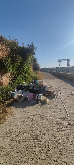 Ragusa: residui edili abbandonati in una trazzera