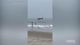 Aereo plana e si schianta davanti alle coste americane: le immagini riprese dai bagnanti