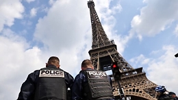 Tour Eiffel, turisti evacuati per un falso allarme bomba