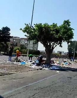 Catania: residenti di via Forcile "prigionieri" del mercato abusivo