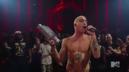 Lo show di Damiano al gala dei Video Music Award: ai Maneskin il premio «Best Rock»