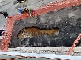 Voragine in via Sampolo, verifiche sugli edifici dei vigili del fuoco