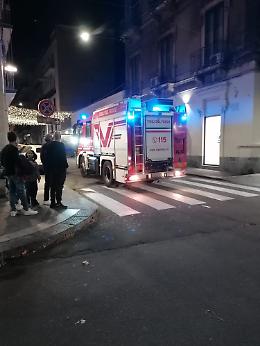 Catania, strada ostruita dalle auto in sosta vietata: mezzo dei Vigili del Fuoco costretto a fare retromarcia