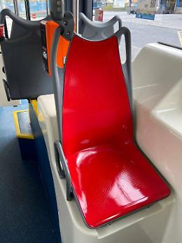 Sui bus di Catania e Palermo un sedile rosso in memoria delle donne vittime di violenza