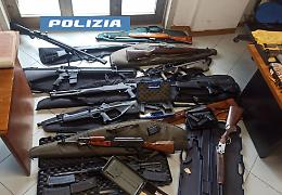 Nella mansarda nascondeva un arsenale con 22 tra fucili, pistole, carabine e revolver