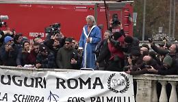 Mr Ok rinuncia all'ultimo momento e non si tuffa nel Tevere: «E' pericoloso» 