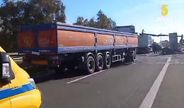 Tir in fiamme lungo la A19 nei pressi di Gerbini, disagi in direzione Catania