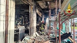 Rogo doloso e titolare in rianimazione: cosa sappiamo dell'incendio del bar di Ognina