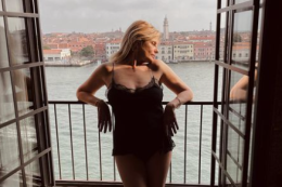 Isabella Ferrari, la Selvaggia di Sapore di mare compie 60 anni tra bellezza e sensualità