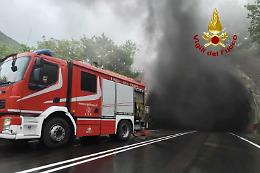 Tir prende fuoco in galleria nel Lazio, ferito un camionista siciliano (e due automobilisti)