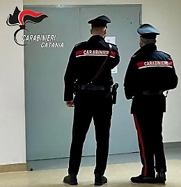 Mascalucia, stacca un dito del padre a morsi dopo una lite