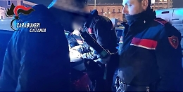 Ubriachi inveiscono contro i carabinieri arrivati in soccorso dopo incidente: arrestati