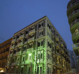 Minaccia di lanciarsi dalle scale di emergenza di un hotel a Palermo: salvato