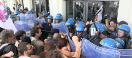 Catania, il corteo per Flotilla si spezza. In 500 alla stazione: scontri con la polizia, occupati i binari