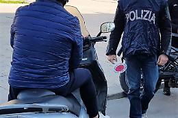 Si fingono armati e in pochi minuti fanno tre rapine