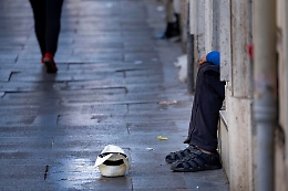 In Italia 5,7 milioni di persone vivono in povertà assoluta: un terzo è straniero