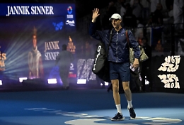 Sinner è un rullo compressore: travolto anche Djokovic