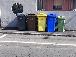 Via Armando Diaz: parcheggio tracciato sui cassonetti, intralcio per i pedoni