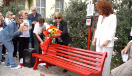 Una panchina rossa per ricordare Mary Bonanno, uccisa dal marito che poi si suicidò