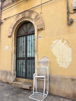 Il muro della circoscrizione Santa Lucia deturpato da una svastica e le scritte «Arbeit frei» e «SS»