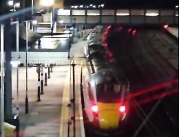 Sangue e terrore sul treno in Inghilterra:﻿ coltelli, fughe disperate, due morti e due arresti 