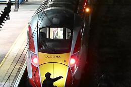 Accoltellamento sul treno Doncaster–Londra, esclusa la matrice terroristica: 11 feriti, due in pericolo di vita