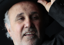 La casa dei silenzi: Gianni Bernardo porta la memoria in scena al Piccolo Teatro dei Biscottari