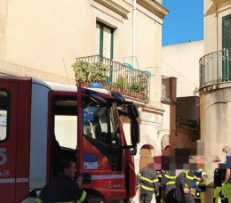 Scicli, anziani cadono in casa e non riescono a chiedere aiuto: salvati dai vigili del fuoco