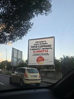 La provocazione di La Vardera, cartelloni a Palermo e Catania: "Cuffaro dimettiti"