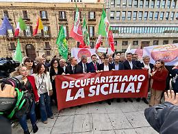 «Decuffarizziamo la Sicilia»: sit-in a Palazzo d'Orleans, opposizione e cittadini chiedono le dimissioni del presidente Schifani