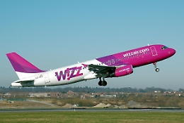 L'Antitrust multa Wizz Air per 500mila euro: informazioni ambigue e clausole vessatorie per l'abbonamento "All you can fly"