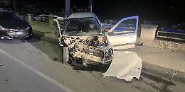 Renault Clio si schianta sul lungomare di Roccalumera: cinque giovani feriti tra cui un 16enne in rianimazione