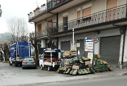 Linguaglossa, piazza Giardino: il mio locale assediato da un fruttivendolo e nessuno interviene