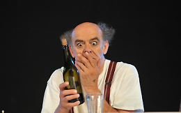 Un uomo, una lettera, mille universi: "La Lettera" di Paolo Nani al Teatro Donnafugata