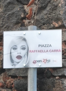 Targa in piazza Raffaella Carrà a Torre del Vescovo, Catania: rispetto del decoro urbano o fuori contesto?