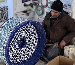 Colori, mani e la magia delle ceramiche: c&rsquo;&egrave; un angolo di Sicilia che rivive in Marocco