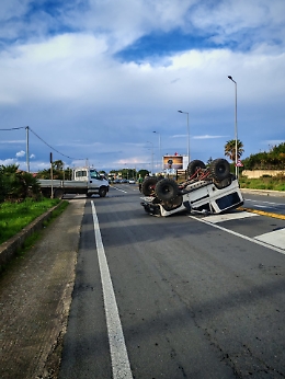 Ragusa, fuoristrada si ribalta all'uscita della città: un ferito