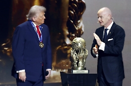 Infantino (e la Fifa) nella bufera dopo il premio a Trump: &laquo;Vergogna&raquo;
