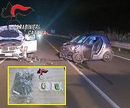 Ha un incidente e tra i rottami dell'auto i carabinieri trovano 1,2 chili di marijuana: corriere della droga arrestato mentre è in ospedale