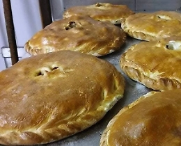 Cibo e tradizione, la scacciata di Catania: il “giornale” commestibile che racconta la città