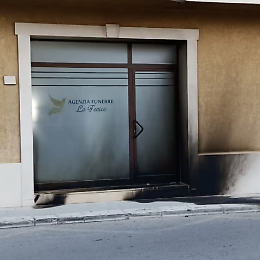 Scicli, data alle fiamme la vetrata di un'agenzia funebre