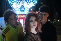 Giovani persi nel vuoto: coca, alcol e il richiamo della morte sul palco