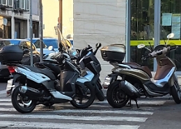 Strisce pedonali ignorate: l&rsquo;ennesima scena ordinaria davanti all&rsquo;ufficio postale di via Asiago a Catania