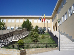 Ladri al Liceo scientifico, rubate le monetine dai distributori automatici di bevande e merendine