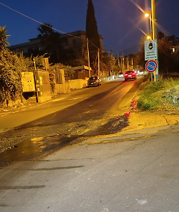 Grave perdita idrica e pericolo per la sicurezza stradale a San Giovanni La Punta