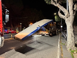 Tir s'incastra con gli alberi e "perde" il tetto: traffico in tilt sul viale della Libert&agrave;