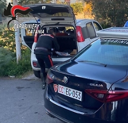 Trovato in auto con quasi 70 g di marijuana e hashish: arrestato nel Catanese